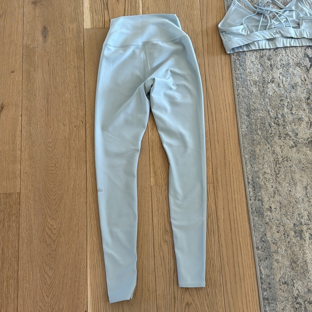 Pre owned alo yoga ice blue bra and pants - Picture 4 of 5